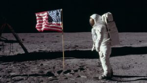 Astronaut Buzz Aldrin mit US-Flagge (Apollo 11)