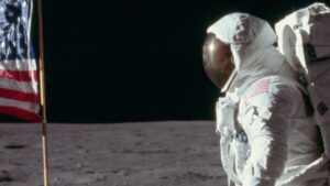 Astronaut Buzz Aldrin mit US-Flagge (Apollo 11)