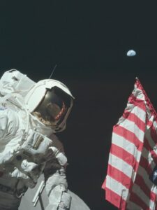 Astronaut H. Schmitt mit US-Flagge