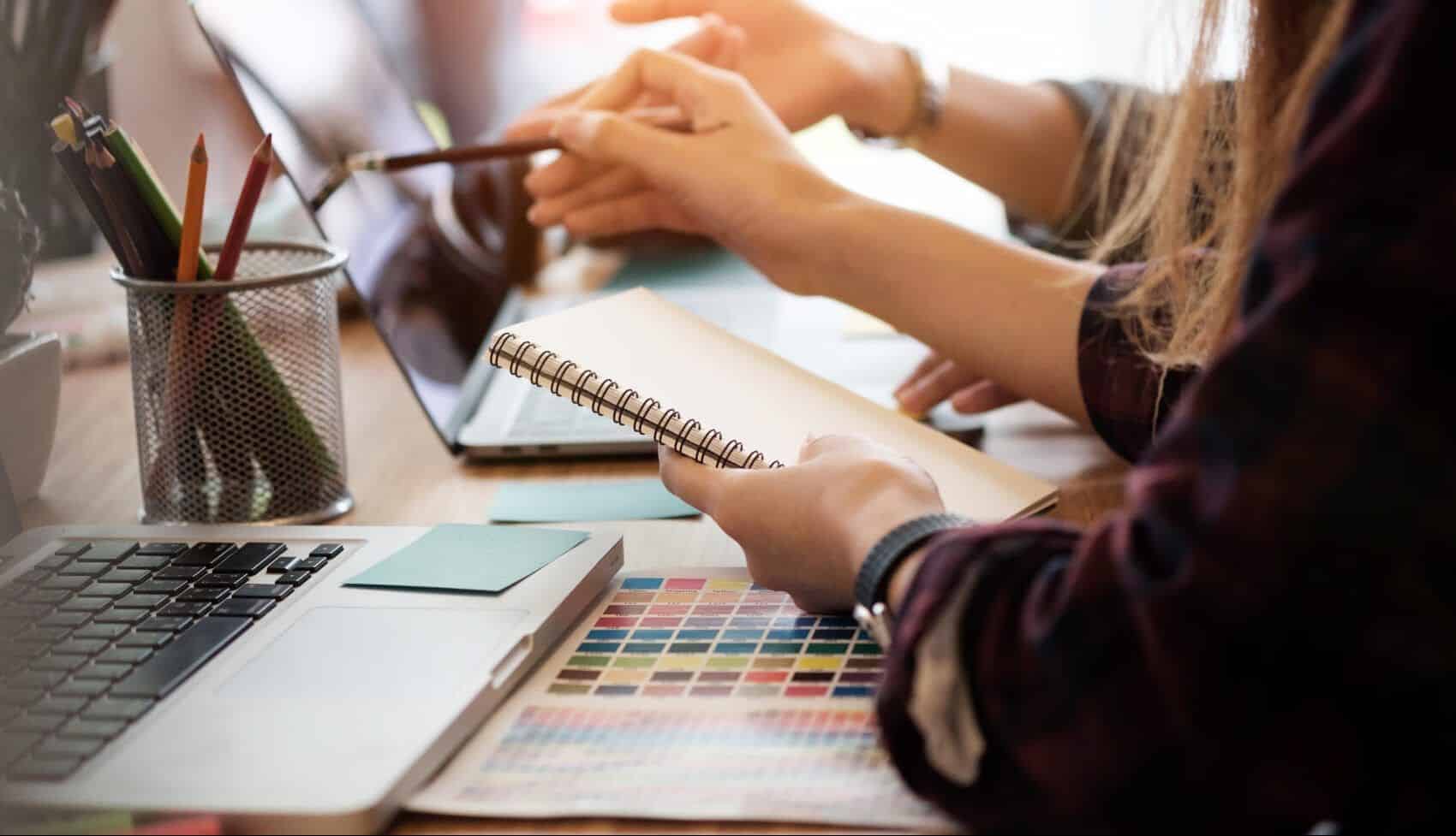 Frauen arbeiten mit Computer in modernen Büro - Symbolbild Briefing