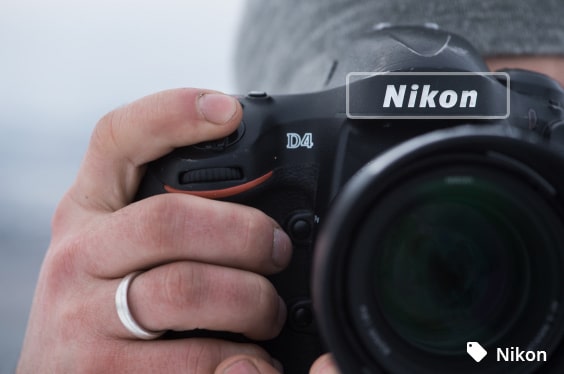 Fotograf mit Nikon Kamera - Symbolbild Markenerkennung durch künstliche Intelligenz - mit der professionellen Bildverwaltung von teamnext