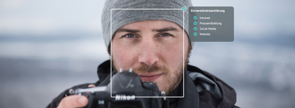 Fotograf mit Nikon Kamera - Symbolbild Einverständniserklärung - mit der professionellen Medienverwaltung von teamnext
