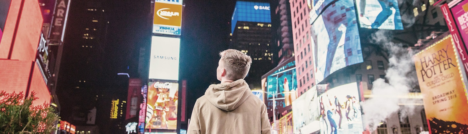 Leuchtreklame und Billboards am Times Square in New York - Symbolbild für visuelle Kommunikation und die Macht der Bilder