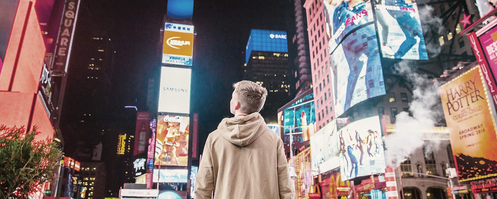 Leuchtreklame und Billboards am Times Square in New York - Symbolbild für visuelle Kommunikation und die Macht der Bilder