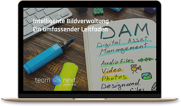 Darstellung eines Laptops mit dem Leitfaden zur intelligenten Bildverwaltung von teamnext