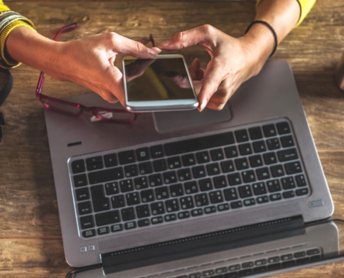 Fotograf arbeitet im Büro und verkleinert Bilder für den Versand per E-Mail