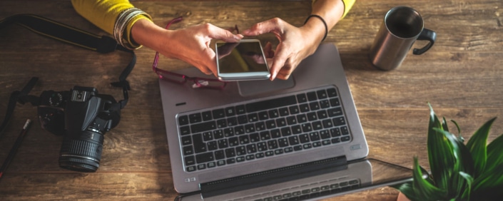 Fotograf arbeitet im Büro und verkleinert Bilder für den Versand per E-Mail