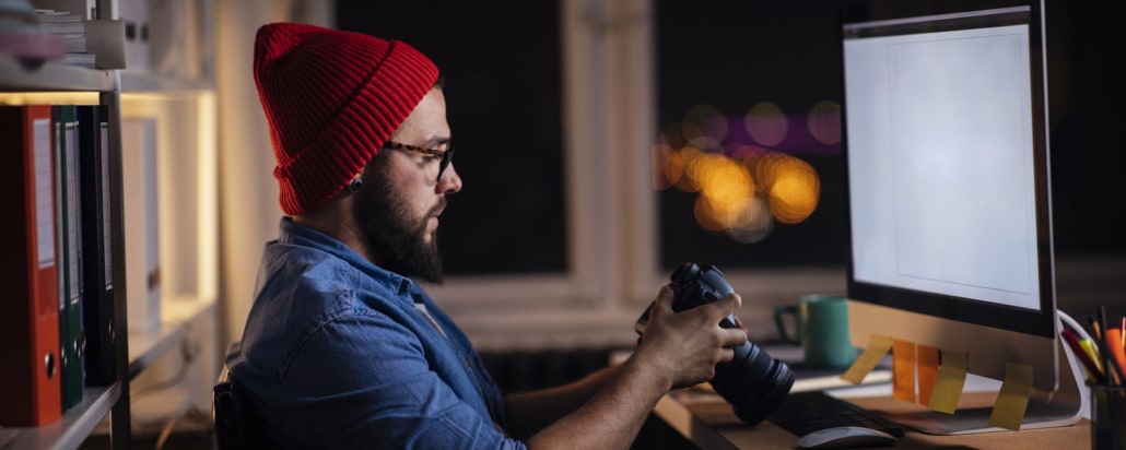 Fotograf lädt Bilder in die Cloud hoch - Symbolbild Bilder hochladen und verwalten mit der cloudbasierten Digital Asset Management Lösung von teamnext