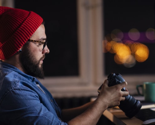 Fotograf lädt Bilder in die Cloud hoch - Symbolbild Bilder hochladen und verwalten mit der cloudbasierten Digital Asset Management Lösung von teamnext