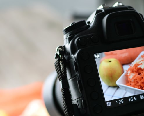Display von Profikamera bei Food-Aufnahme - Symbolbild RAW-Format