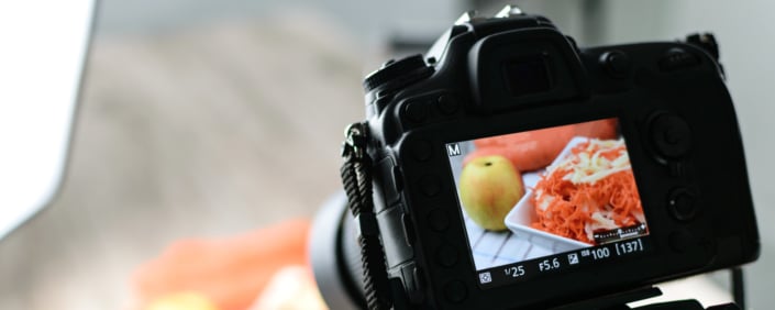 Display von Profikamera bei Food-Aufnahme - Symbolbild RAW-Format