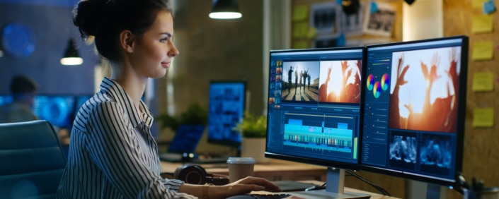 Junge Frau am Videoschnittplatz - Symbolbild digitale Medien