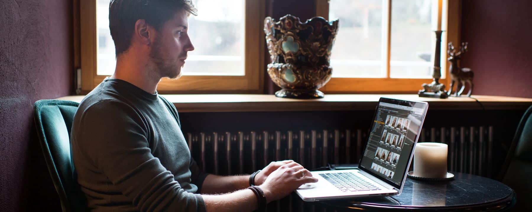 Junger Fotograf verschlagwortet Fotos - Symbolbild Verschlagwortung und Bildverwaltung