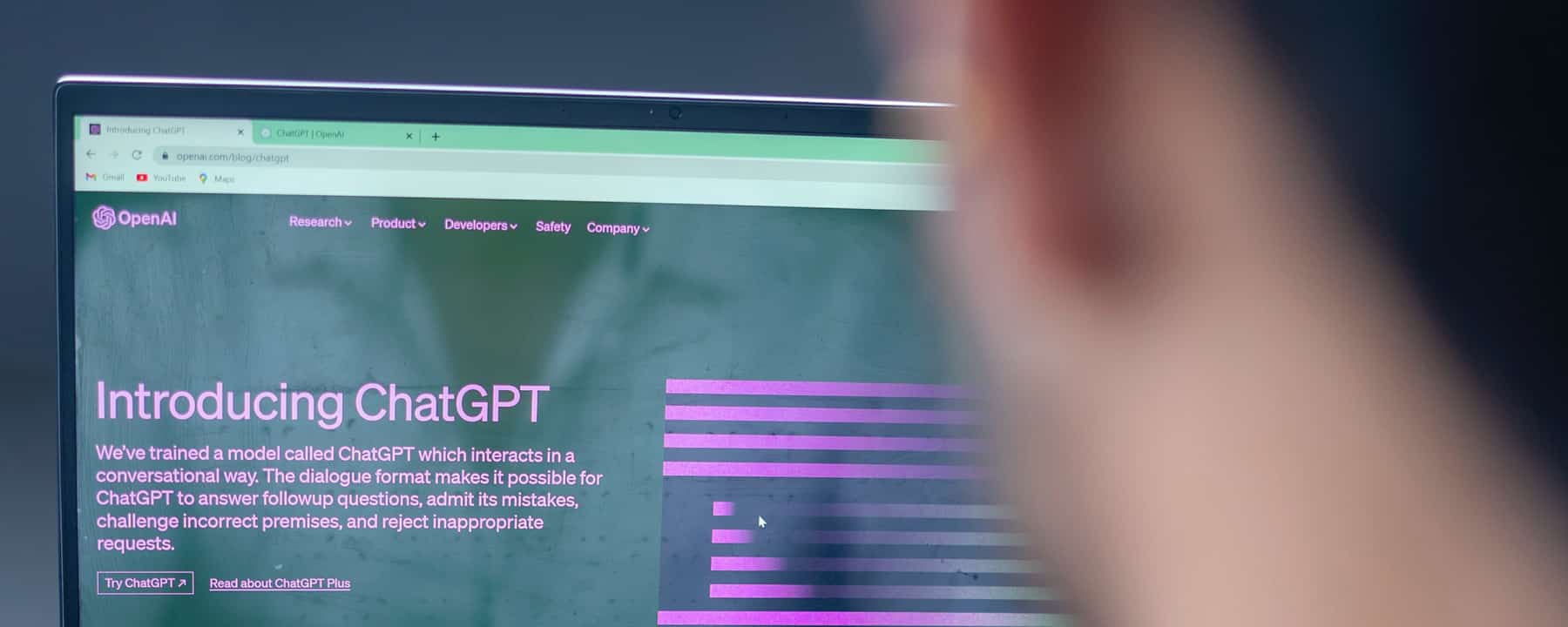 ChatGPT und Digital Asset Management - Symbolbild zeigt Mann, der ChatGPT auf Laptop verwendet