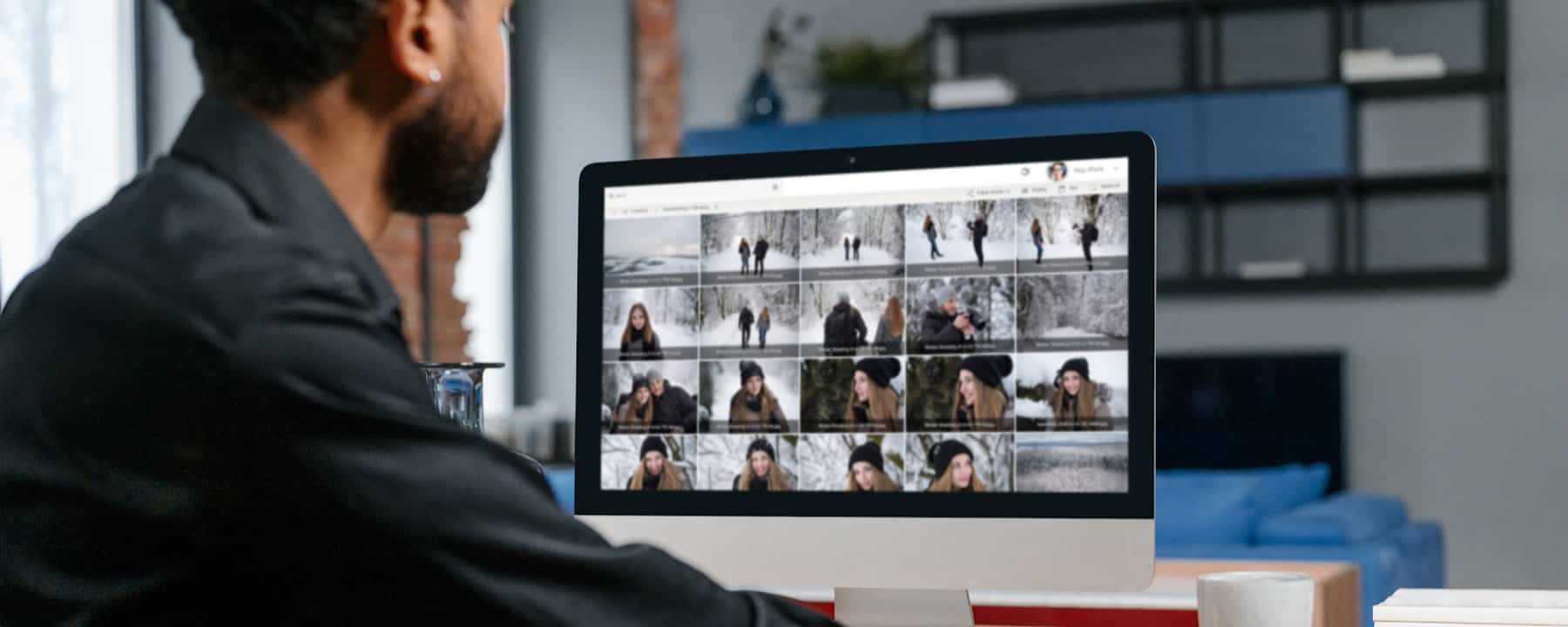 Mitarbeiter verwaltet Fotos auf Mac - Symbolbild Fotos einsammeln von Gruppen