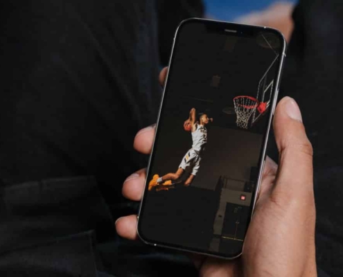 Header-Grafik - Mockup mit Basketballspielerin auf Smartphone - Symboldbild Medienorchestrierung digitaler Kurzformate